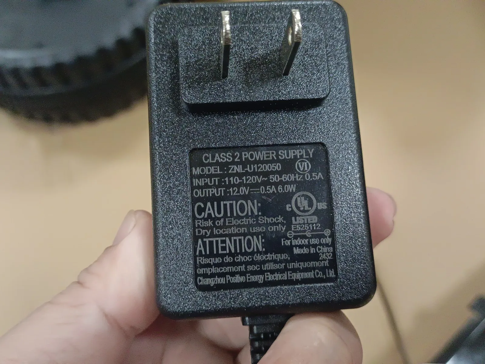 أطفال ركوب على شاحن السيارة