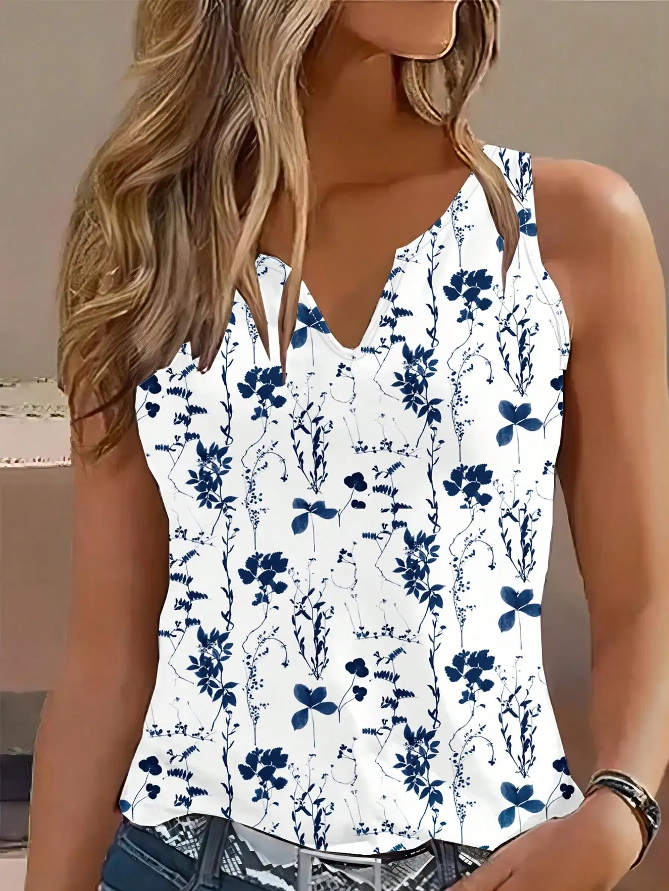 

Женская белая майка без рукавов с V-образным вырезом и синим растительным принтом