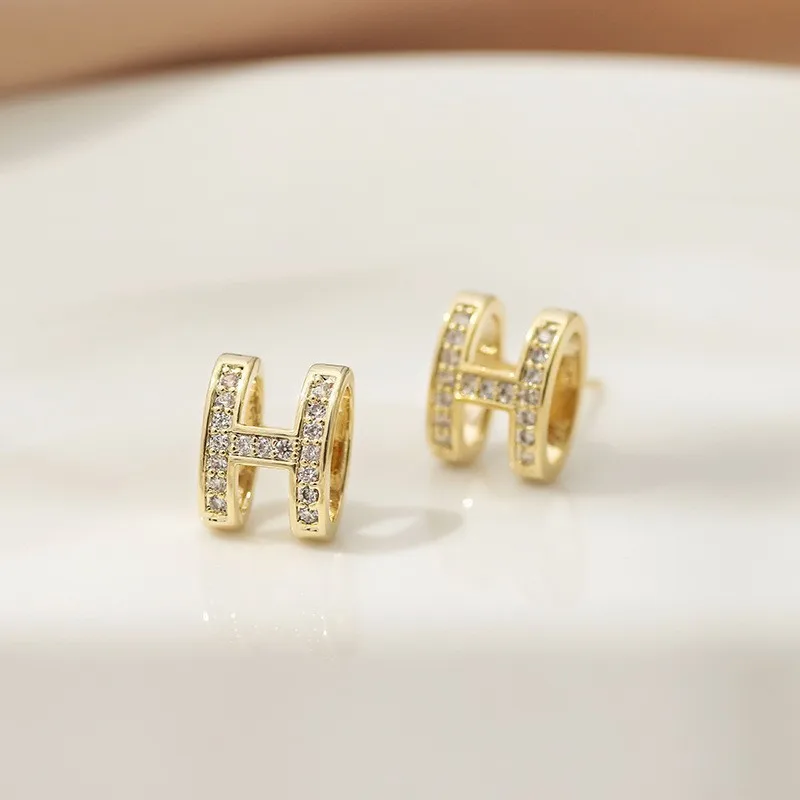 مجموعة صغيرة من أقراط الزركون على شكل حرف H بتصميم فريد ومميز، حلق متخصص للنساء