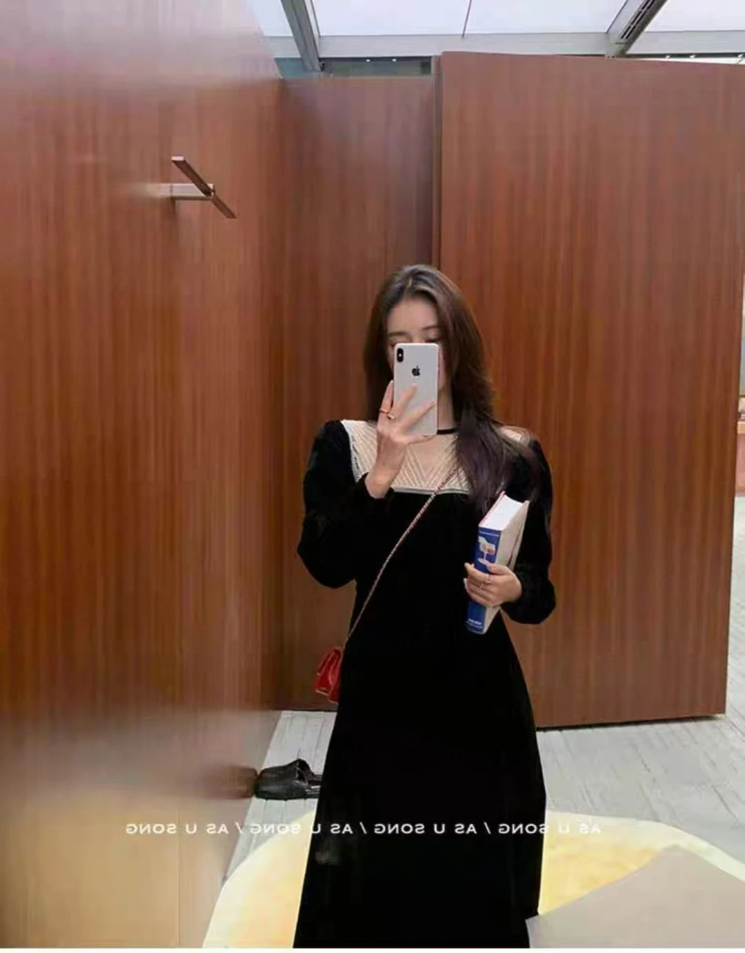 Frühling und Herbst Neue Modische Rundhals aushöhlen + Perle + Mesh Spleißen Samt Schwarz A-line Kleid Frauen S-XL