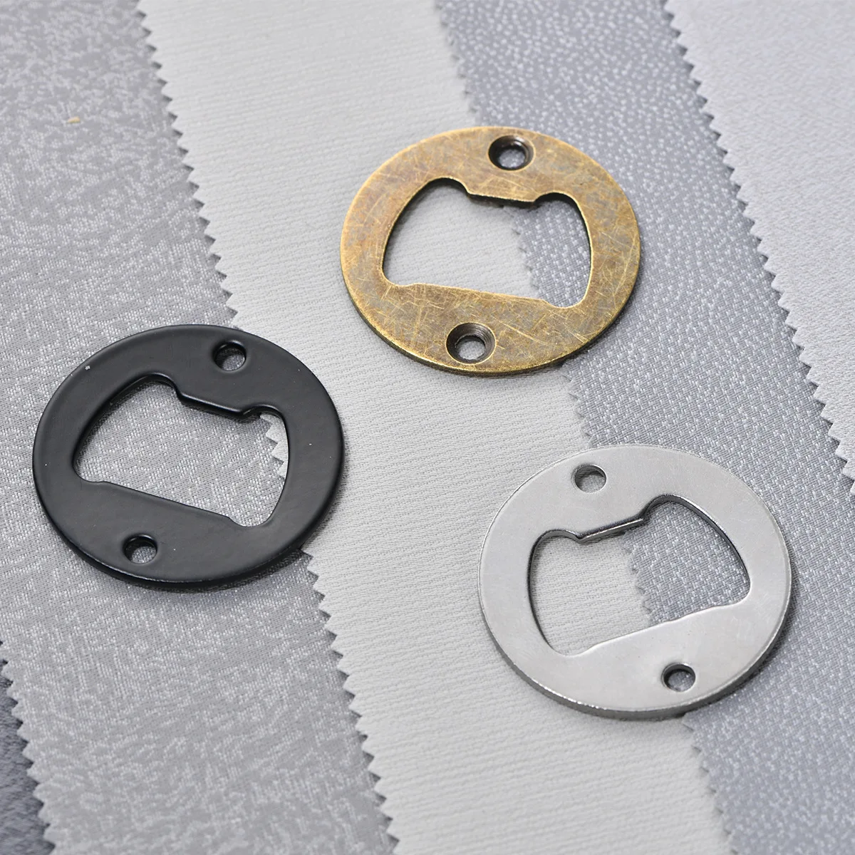 Hardware New Chinese Chrome Beer Bottle Opener Round Beer Opening Accessories Iron Material Diameter 40mm