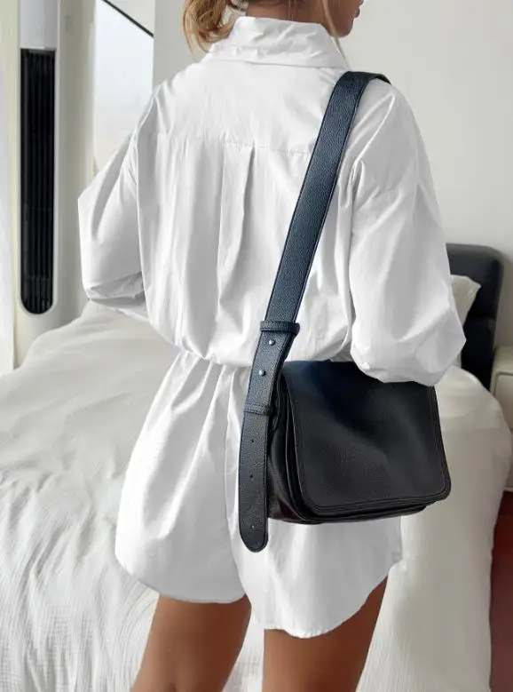 Tuta da donna con camicia abbottonata casual primaverile e autunnale. Tuta con pantaloni corti a maniche lunghe dalla vestibilità comoda ed elegante