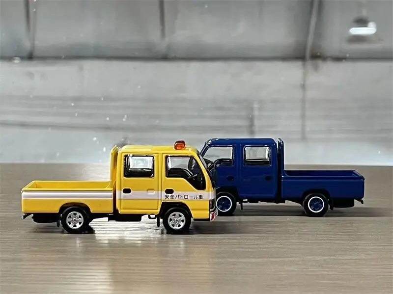 

DBGT 1:64 Isuzu ELF Light Truck Safety Police Car Yellow/Blue Alloy Vehicle Collectible Car Model