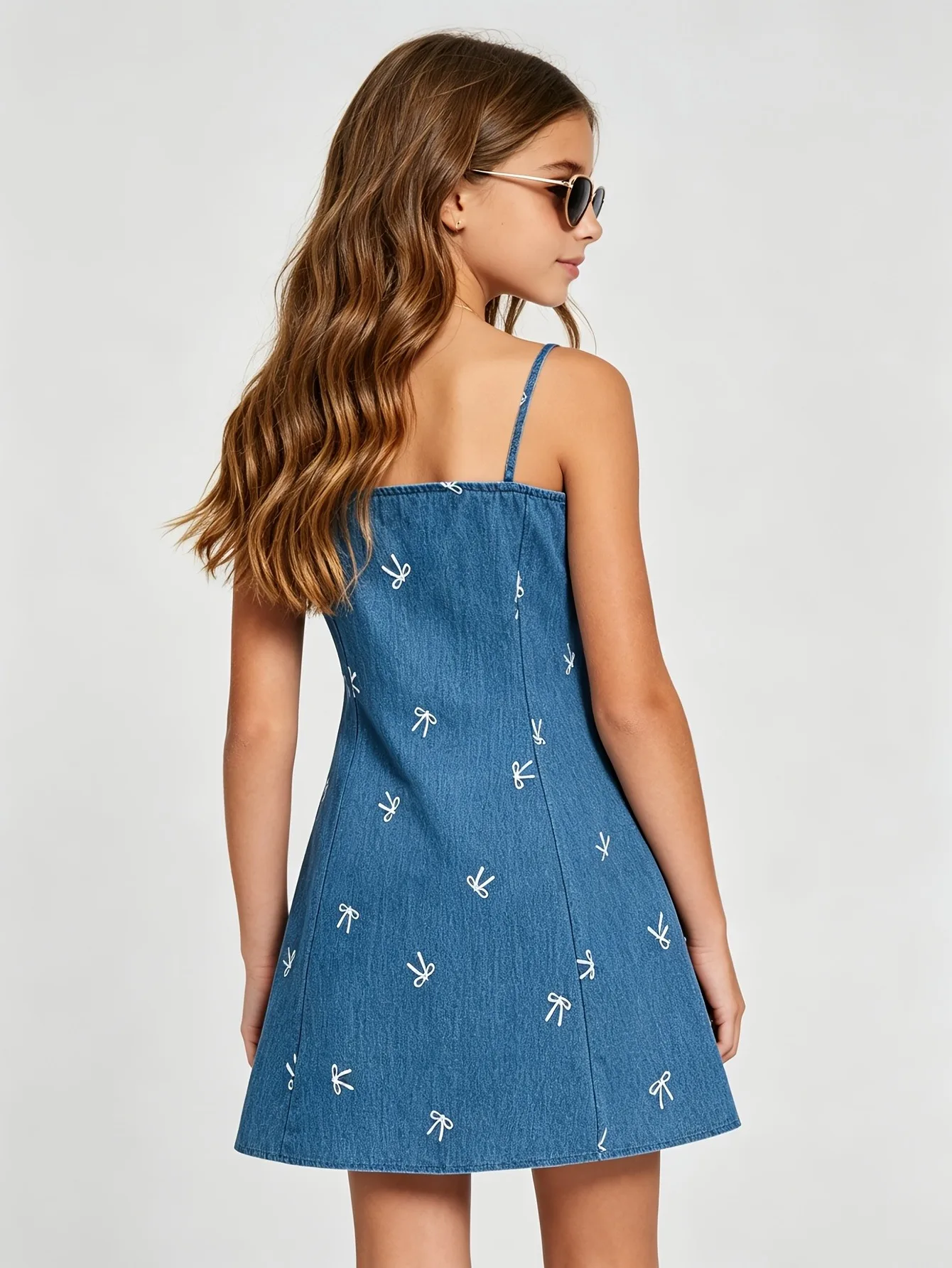 Einteiliges Jeans-Slip-Kleid für Mädchen, quadratischer Spaghettiträger, A-Linien-Mini-Jeanskleid mit 2 Schulterbändern und durchgehender weißer Schleifenstickerei – Detail 2