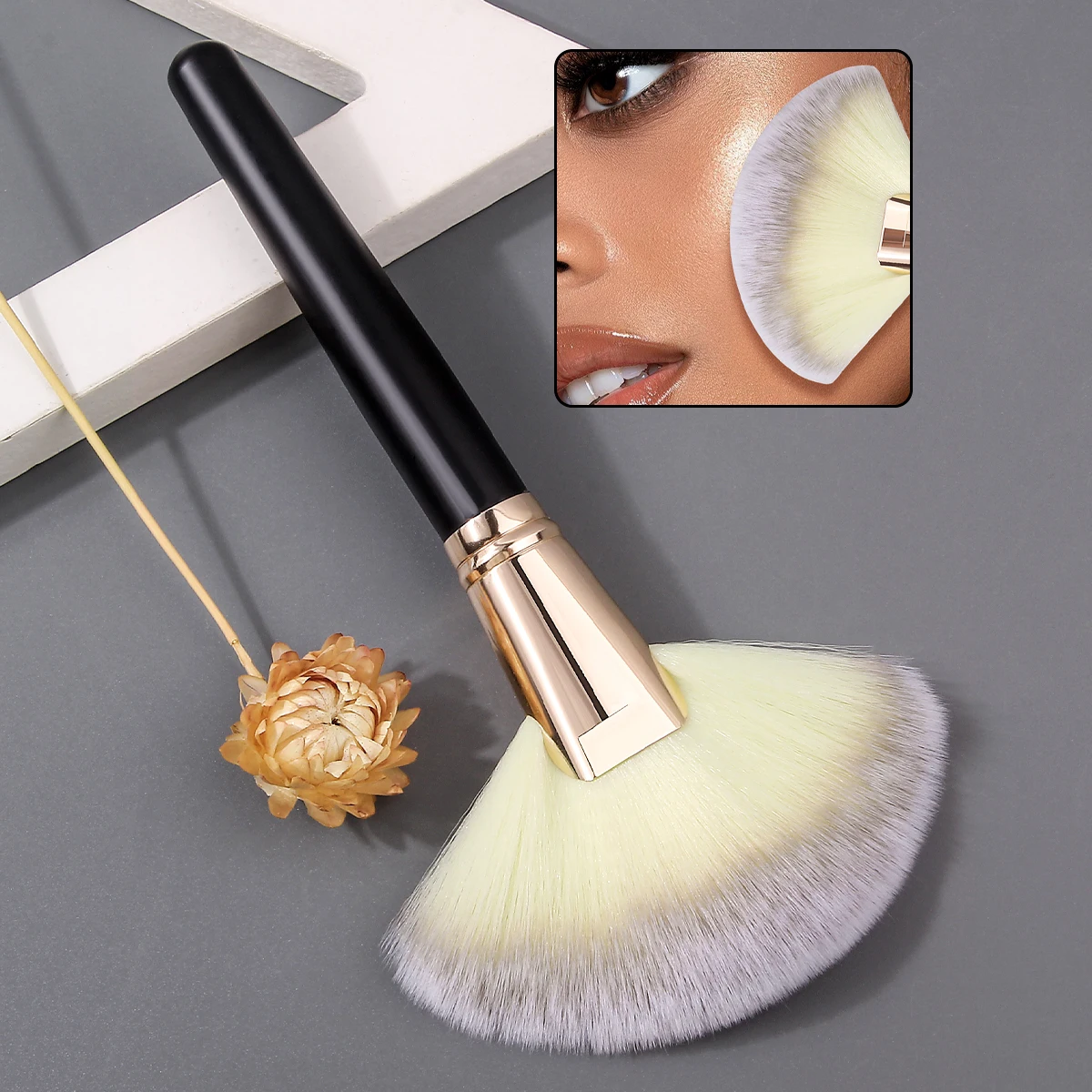 1pc Extra Large Three-Color Hair Fan Brush Beauty Special Soft Loose Beginner Beauty Tool
