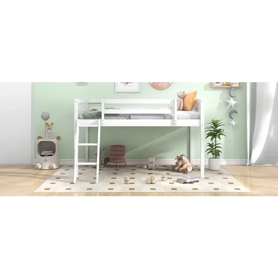 يمكن وضع سريرًا منخفضًا من الخشب بحجم مزدوج مع سلم سلم على اليسار أو الأيمن باللون الأبيض