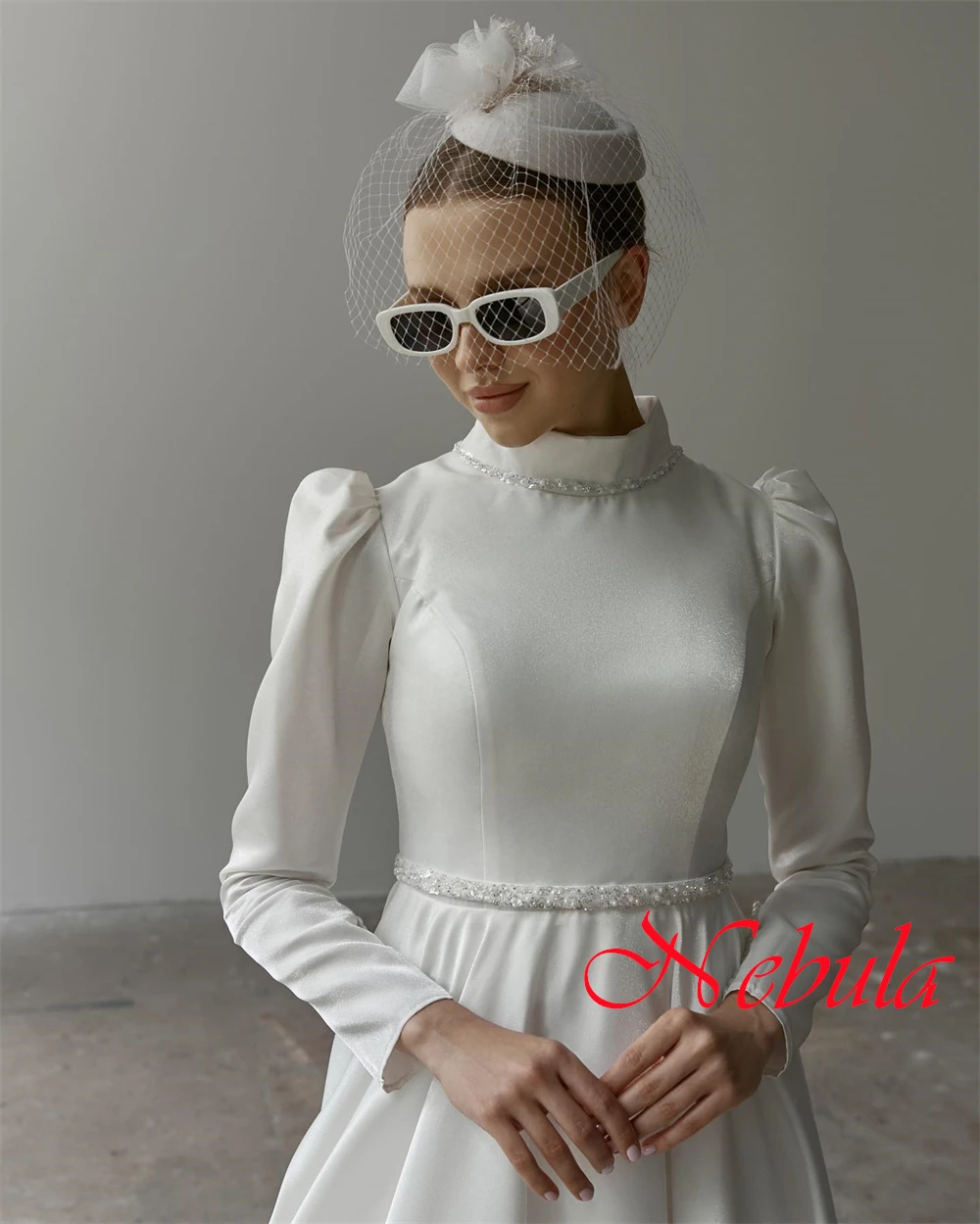 Op maat gemaakte prachtige witte satijnen trouwjurk Klassieke ronde hals Lange mouwen Kapelsleep Bruidsjurken met lovertjes en parels