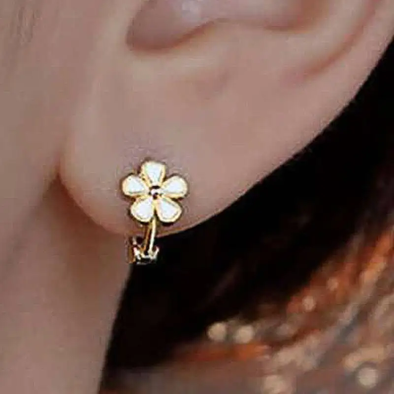 Huitan Süße weiße Blume Frauen Creolen Frischer Stil Tägliche Hochzeitsaccessoires Vielseitiger ästhetischer Party Goldfarbener Schmuck