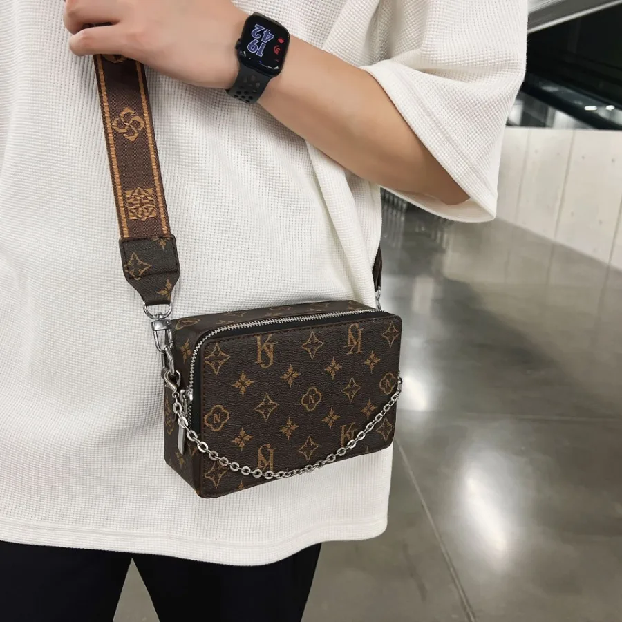

【New style】Men's high-end backpack new style leather old-fashioned shoulder bag fashion bag women's chain backpack.