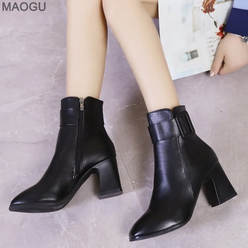 Moderne kurze Damenstiefel, schwarz/weiß, Pu-Leder, Gürtelschnalle, seitlicher Reißverschluss, modische Stiefeletten, bequeme Herbst-Winter-Damenschuhe