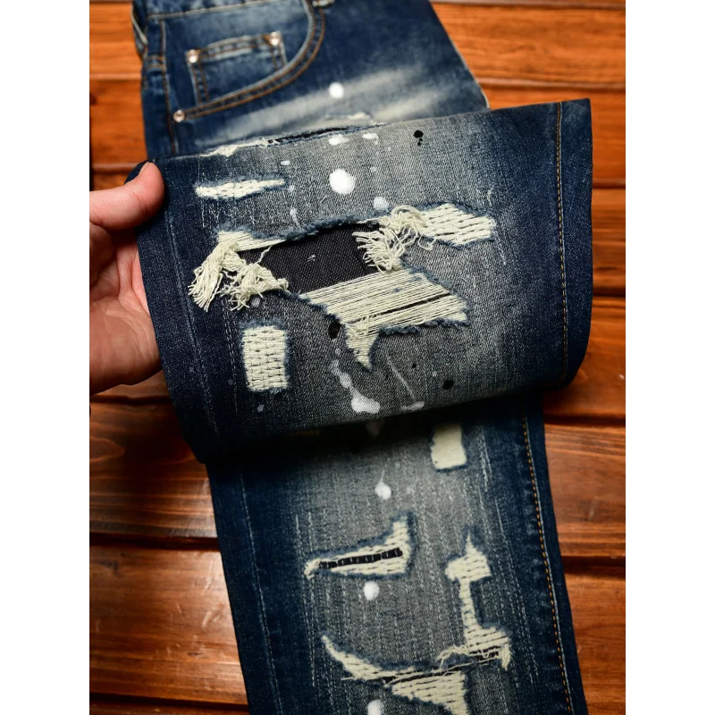 Jeans nostálgicos de alta qualidade para homens, ajuste fino com furos pequenos, remendos rasgados, tendência de rua jato de tinta, calças jeans retrô elásticas