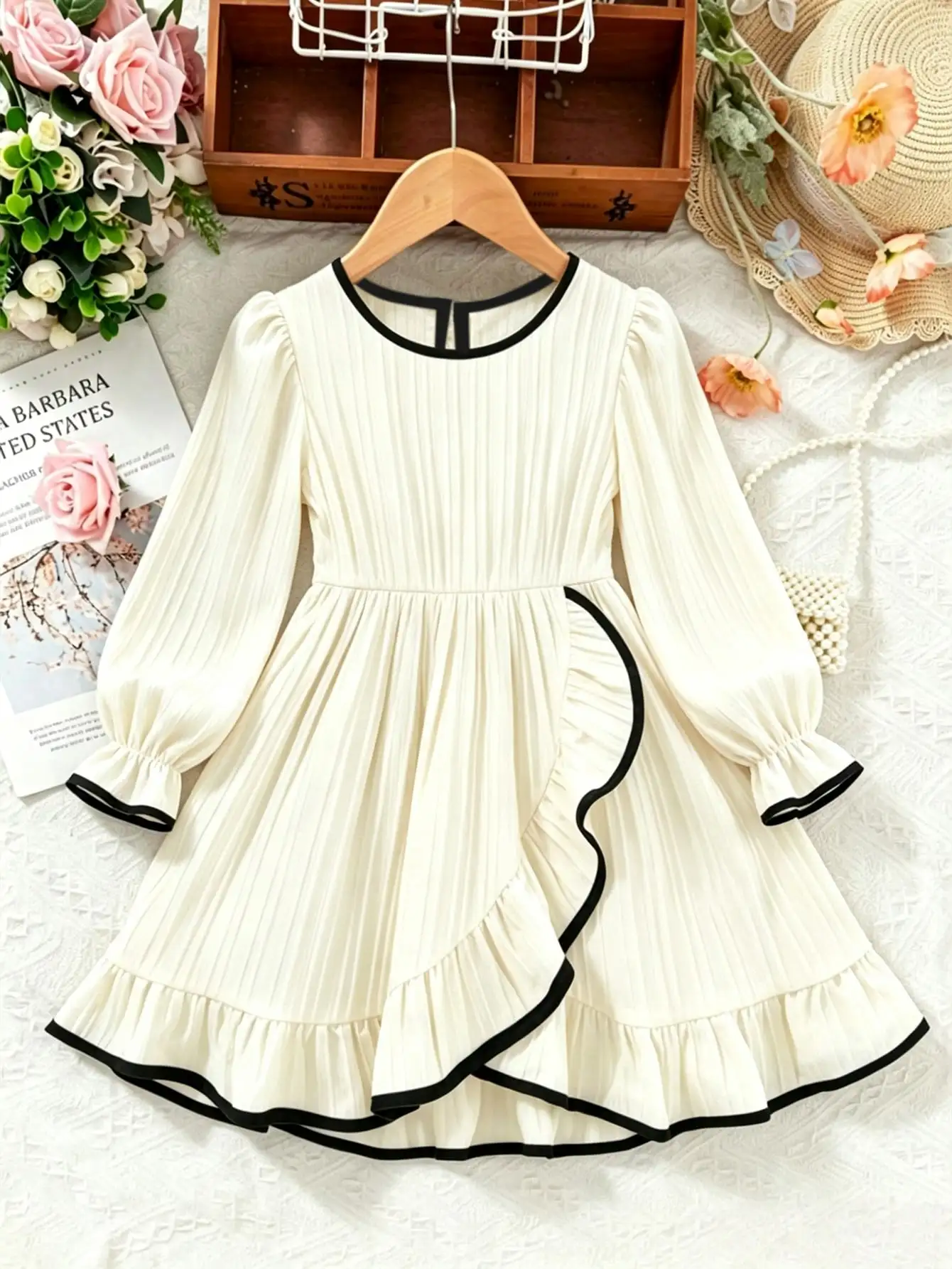 Mädchenkleid mit Rundhalsausschnitt, langen Ärmeln, tailliertem Schnitt, Schleife, gestreiftem Rock und Schlitz, Kinderbekleidung – Detail 4
