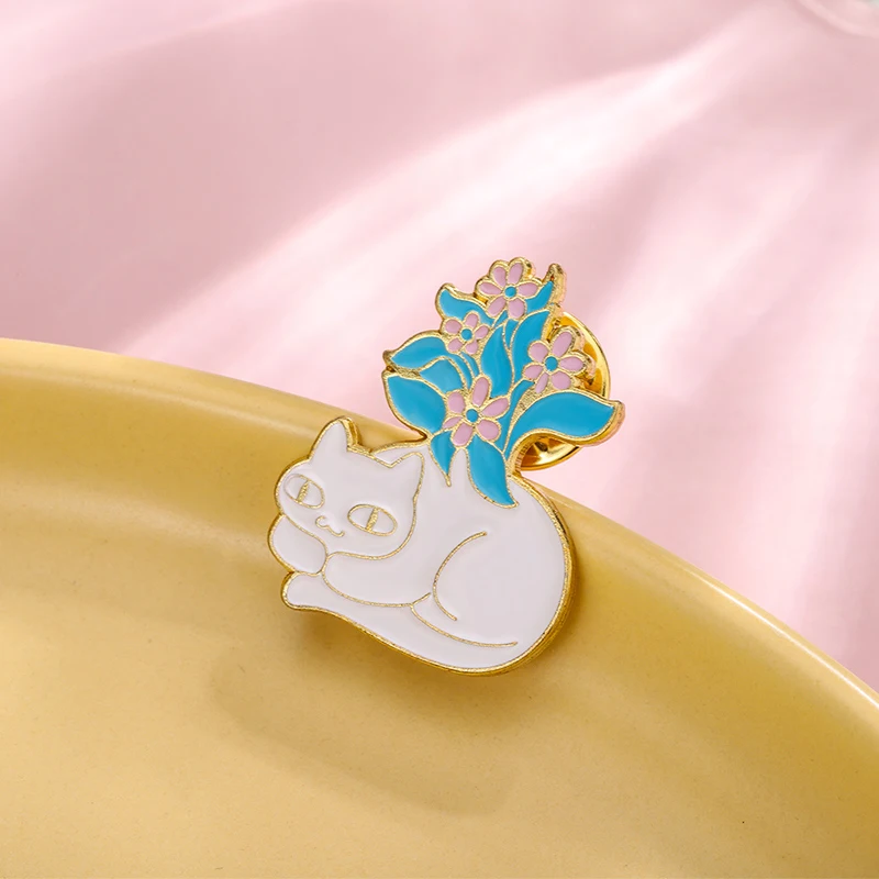 Pin esmaltado de gato blanco y Margarita rosa, broches de gatos pequeños y gatitos, insignias, joyería de fiesta de solapa para mujeres y niños, mayorista