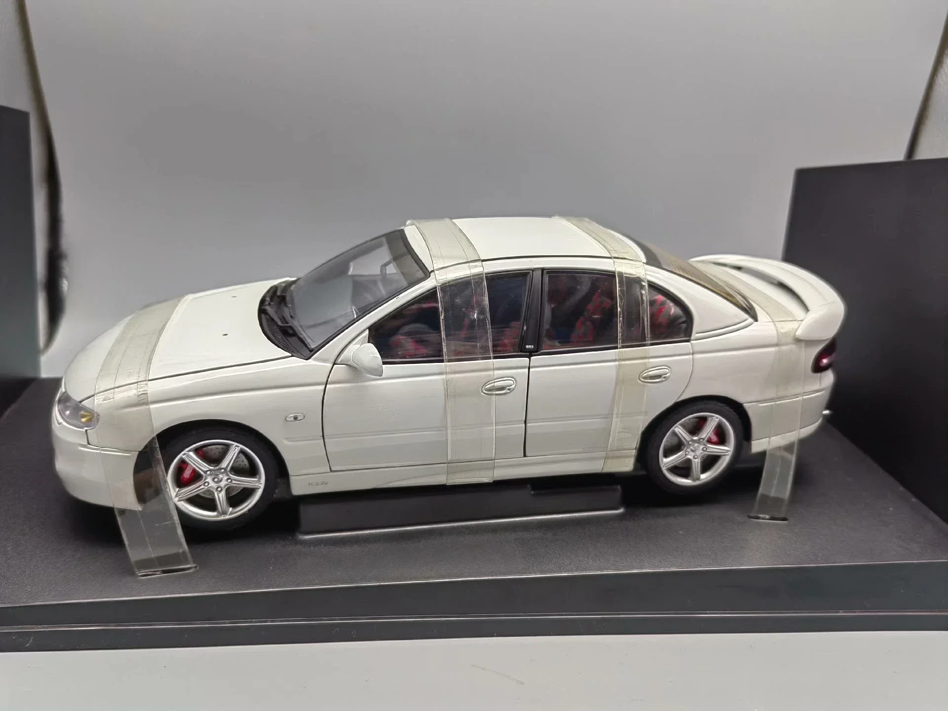 

Autoart 1:18 VT2 R8 White Simulation Limited Edition All Open Alloy Metal Static Car Model Toy Gift