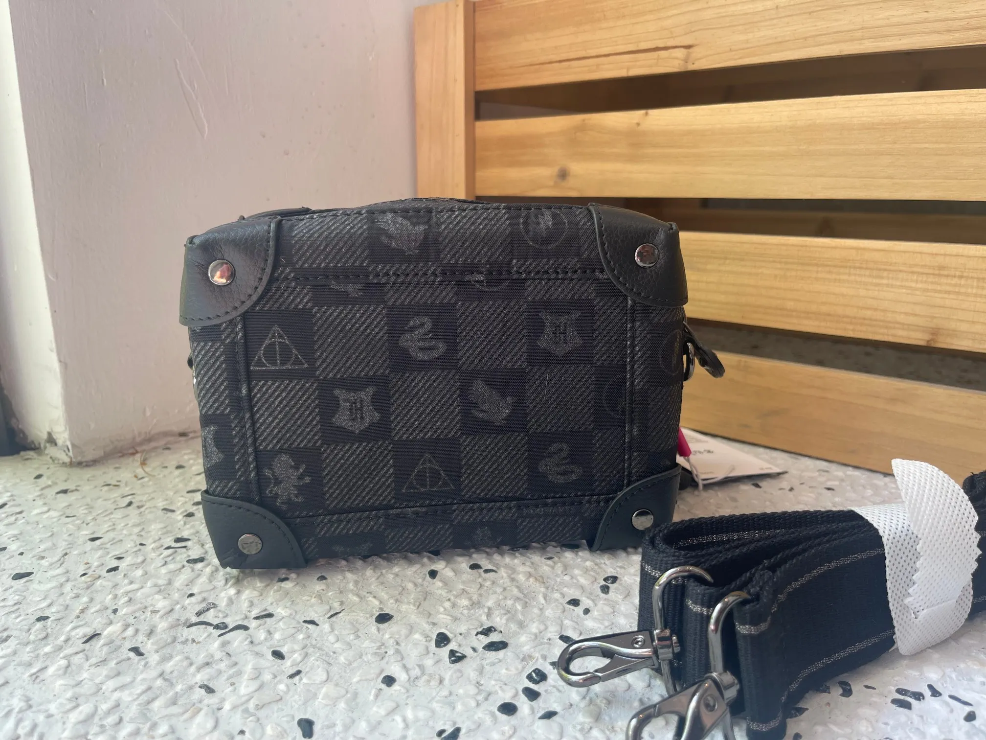 New crossbody box bag for men and women with large capacity, multifunctional, fashionable and advanced style suitable for daily