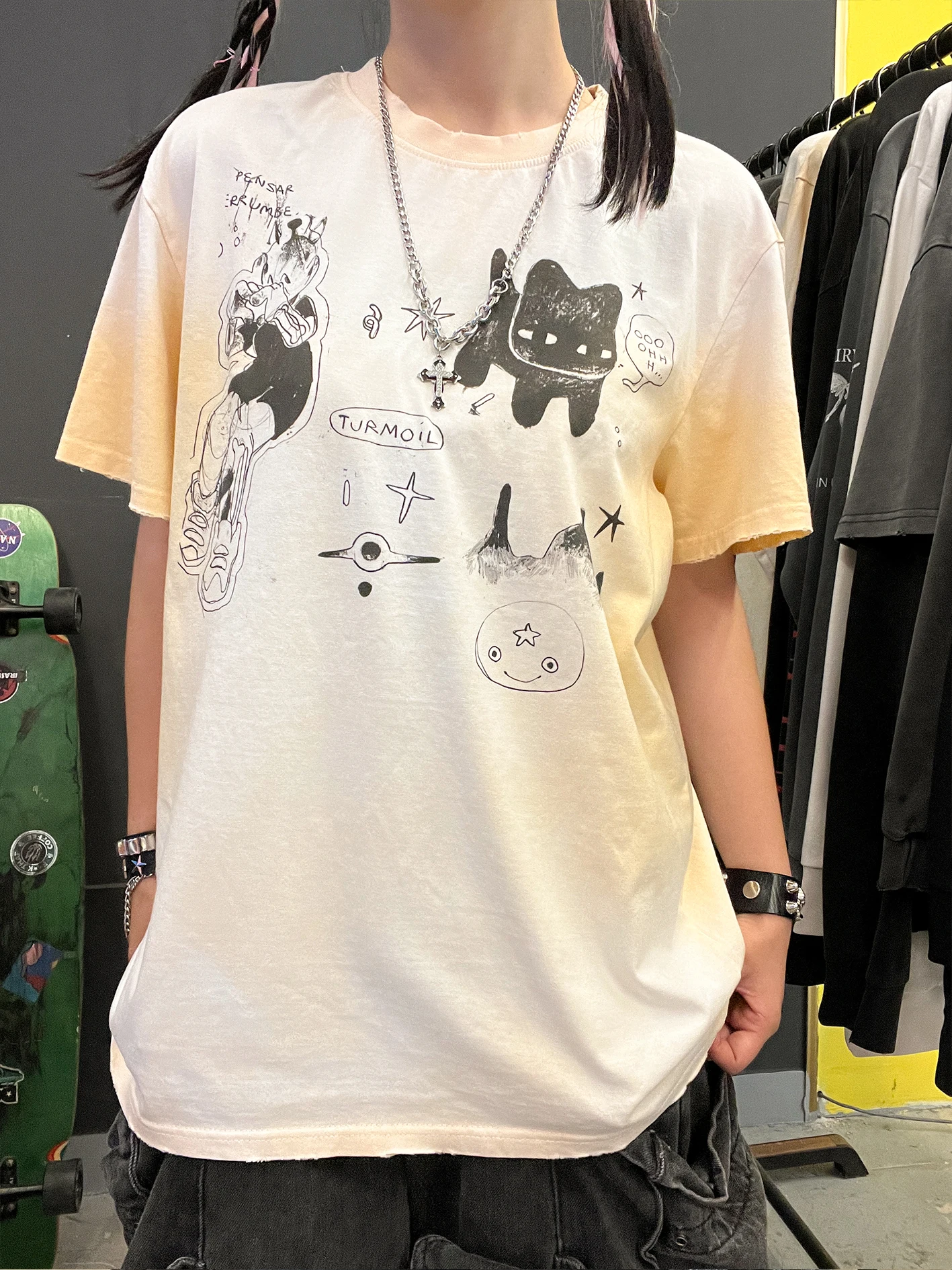 

Hand-Painted Graffiti Half Sleeve T-Shirt Dyed Hanging Black Design Summer Fashion Casual Wear Short Sleeve Tee