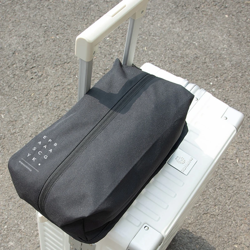 حقيبة تخزين محمولة بسحاب يمكن تخزين الأحذية، ويمكن فتح السوستة المزدوجة وإغلاقها، ويمكن تعليقها وثابتها