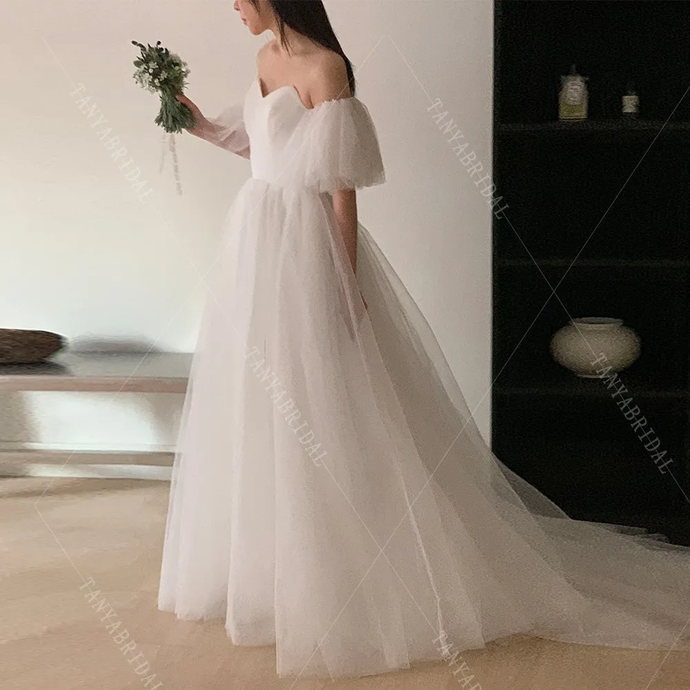 Customized Sweetheart Neck Tulle Wedding Dress With Detachable Short Sleeves Elegant A Line Sweep Train Bridal Photoshoot Dress