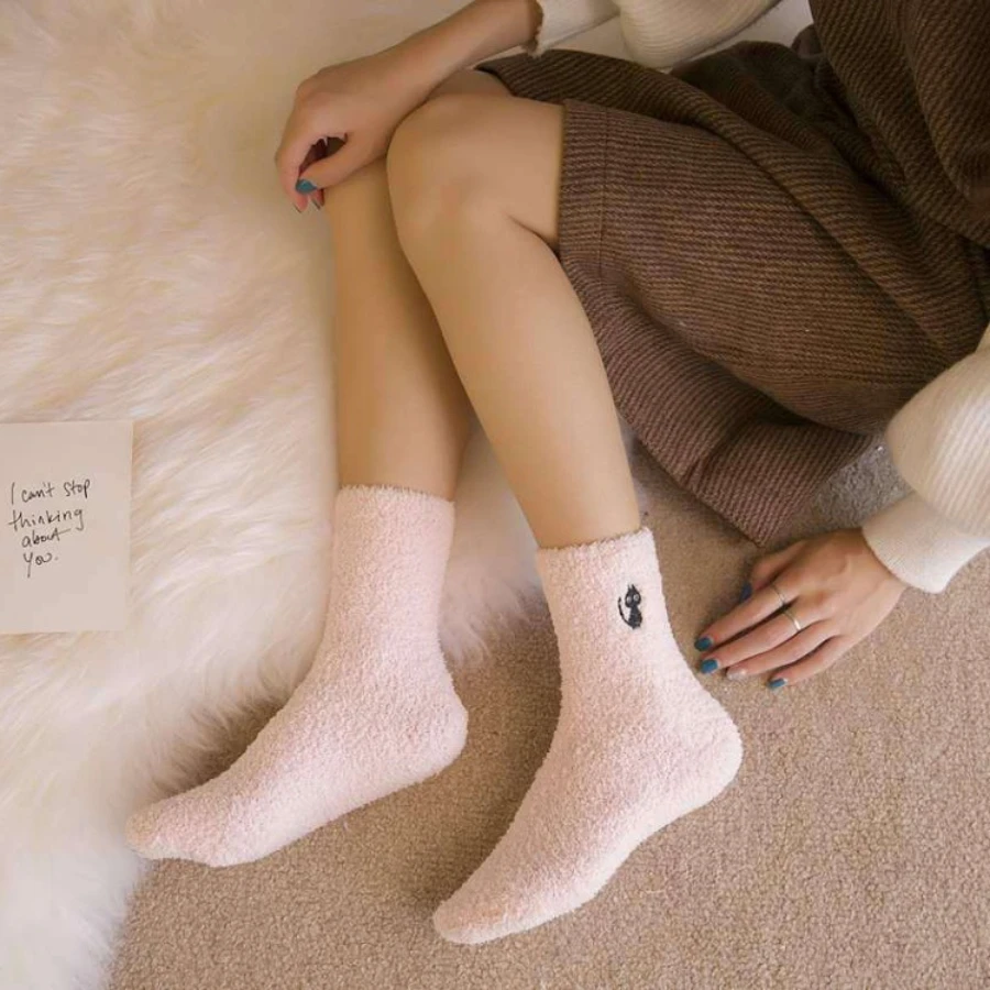 زوجان من الجوارب المنزلية المطرزة على شكل قطة ملونة للخريف والشتاء للسيدات، توفر الدفء والعناية بالأقدام في الشتاء