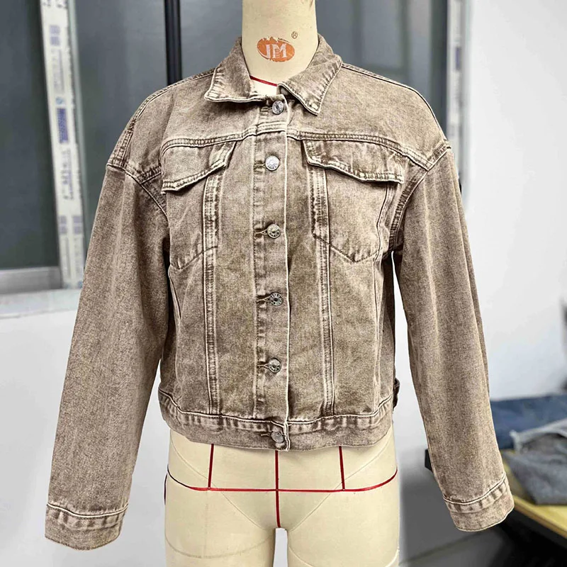 معطف دينم نسائي جديد على الموضة لعام 2025 معطف ربيع الخريف بمزاج متعدد الاستخدامات ثلاثي الأبعاد معطف دينم نسائي بني عتيق H365