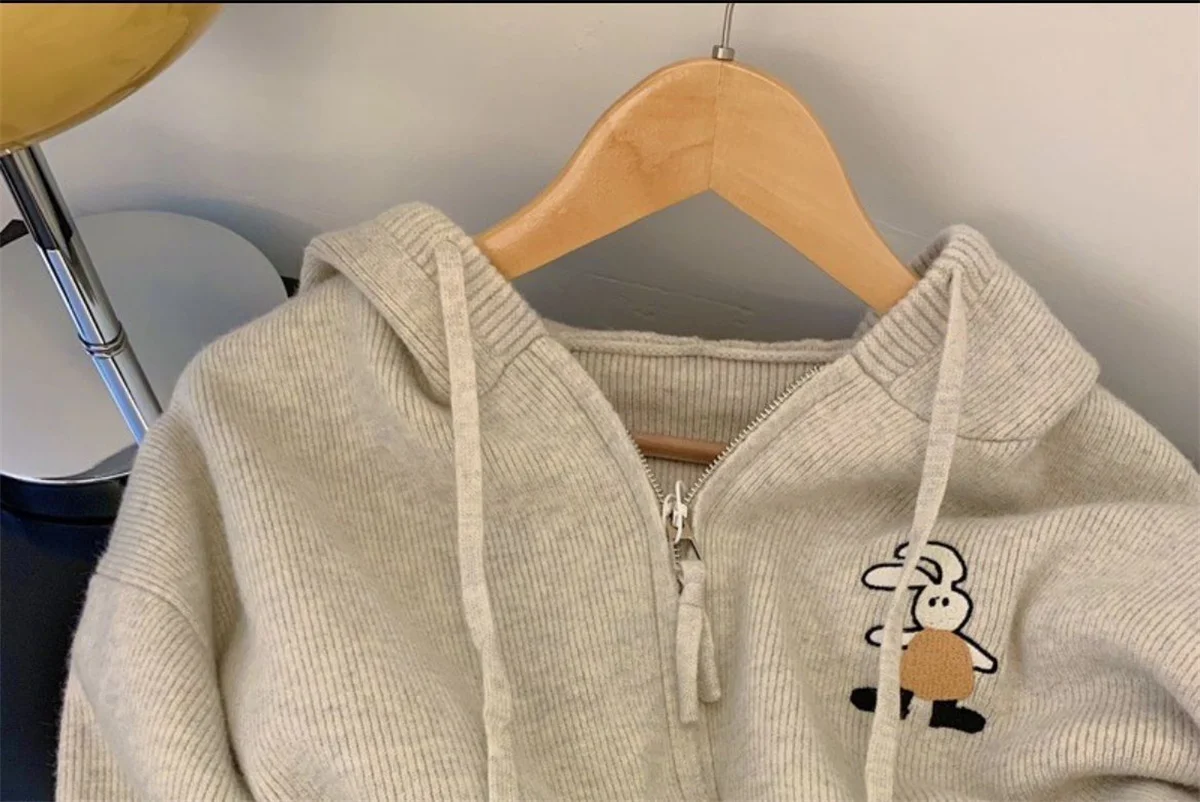 

Новинка 2024 года, милая вязаная куртка на молнии для девочек, куртка с капюшоном, весенне-осенняя коллекция, модные тенденции, универсальная повседневная куртка для ленивого ветра