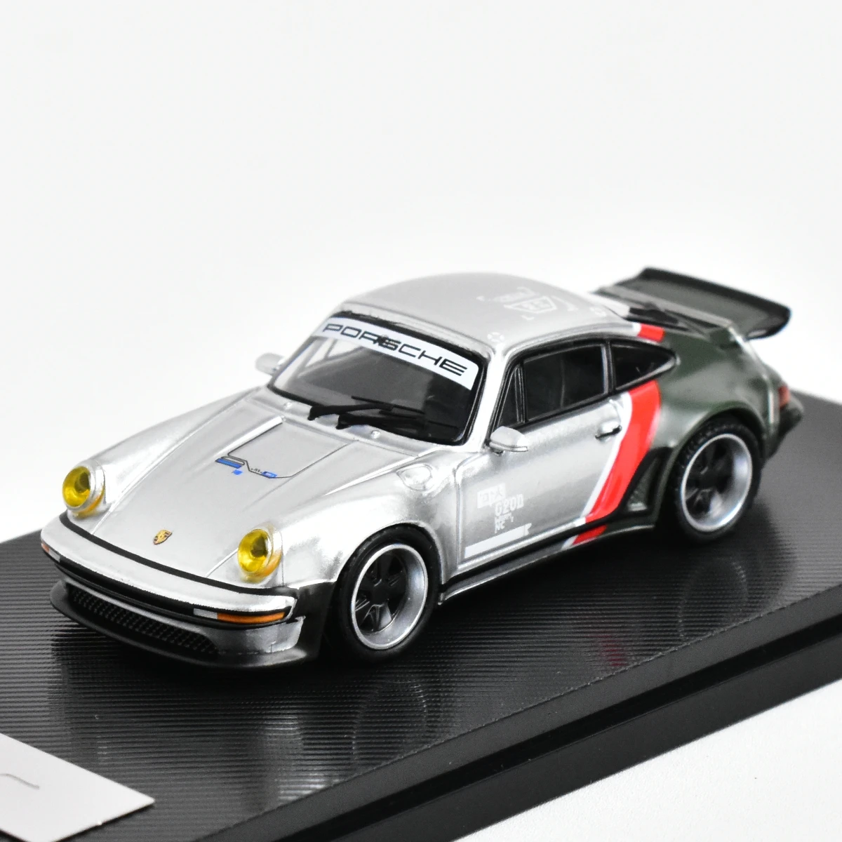 RM+Ghost Player 1:64 Singer 930 Diecast Model Car