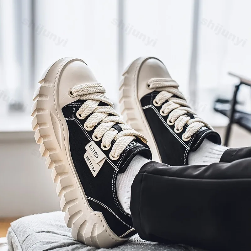 Sepatu Kasual Pria Musim Panas 2025 Tren Mode Baru Serbaguna Sepatu Kanvas Bernapas Meningkatkan Tinggi Badan Sol Tebal Sneakers Chunky