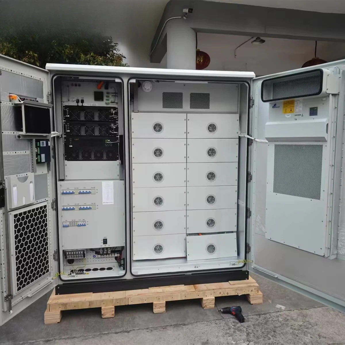 Système de stockage extérieur de batterie 100KW d'armoire solaire de refroidissement par air avec l'EMS et le système d'énergie de PV