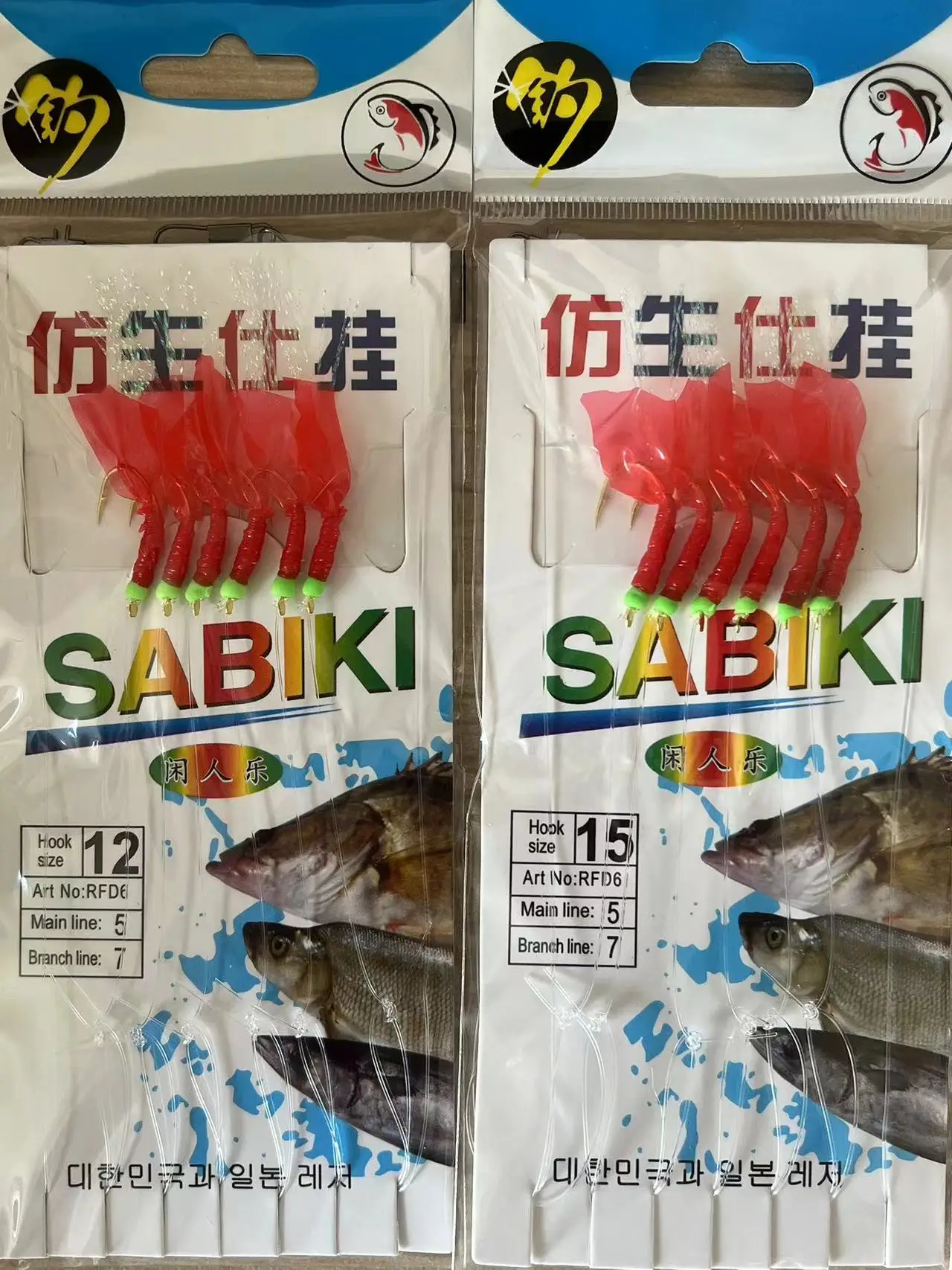Aparejos Sabiki rojos con anzuelos dorados atados para pesca en mar
