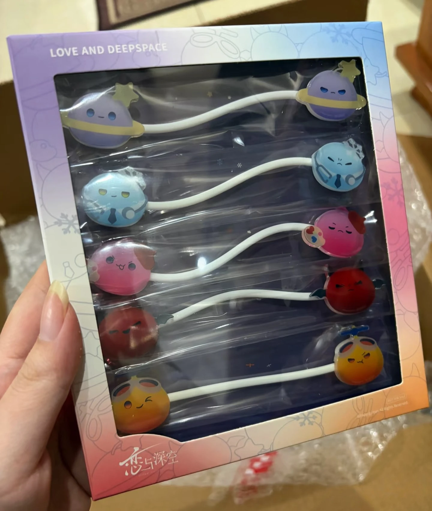 

В наличии Официальный акриловый органайзер для кабеля для передачи данных Double Eleven Anime Love and Deepspace Xavier Zayne Rafayel Sylus Caleb 2025 года