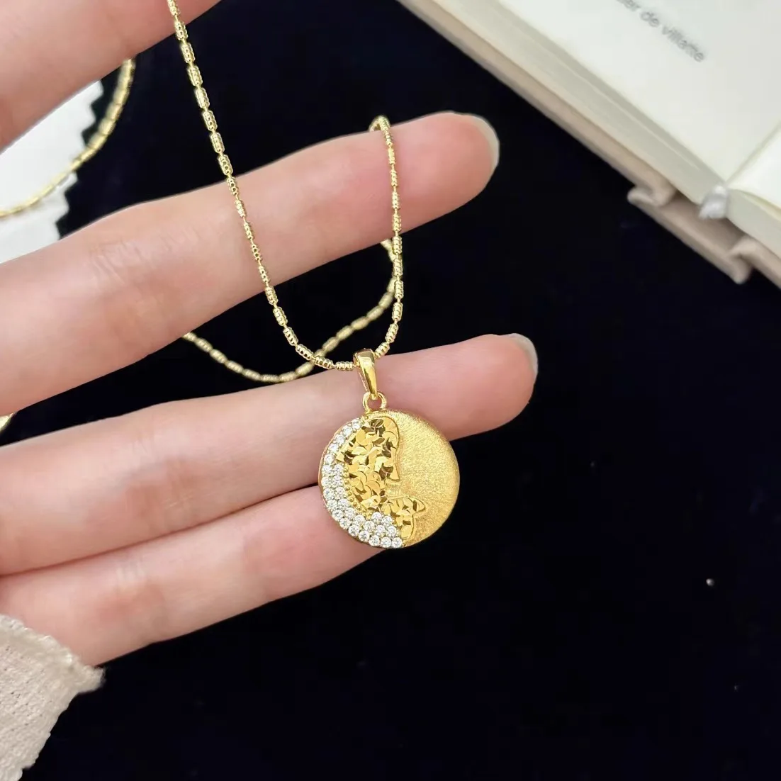 

Женская подвеска «Кит» из 24-каратного золота с бриллиантами и льдом, AU999 | Потертая ледяная текстура, деревенская элегантность для повседневного приключения.