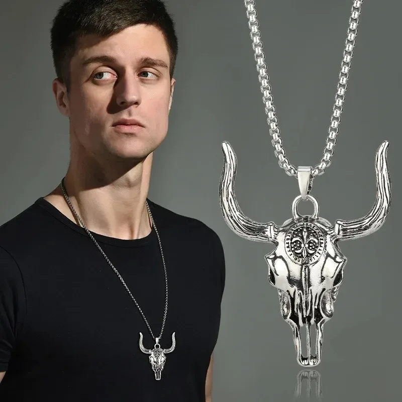 Retro street Western bull bone punk pendant necklace, titanium steel necklace and bull head skull, fashionable clothing necklace