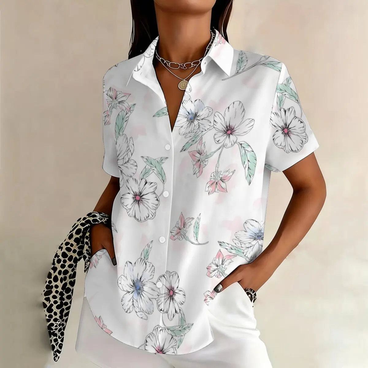 

Женская рубашка больших размеров с простым принтом и короткими рукавами, неброская, свободного кроя, стройнящая, подходит для повседневной носки.