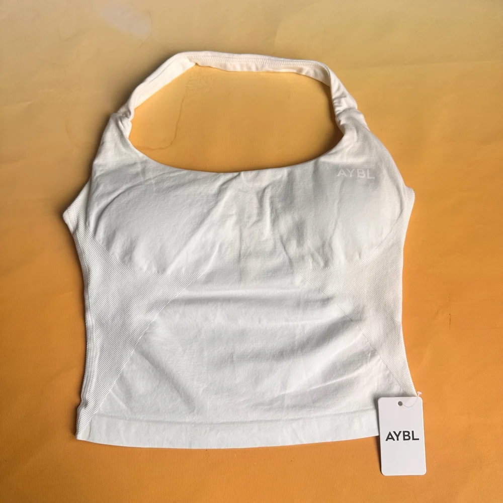 Merkkleding voor dames: sportkleding voor yoga en fitness, huidvriendelijke haltertop, en nauwsluitende high-waist shorts