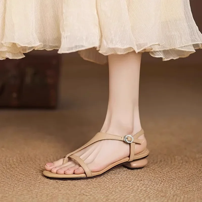 

2025 Summer New Flat Bottom Buckle Strap Women's Sandals Casual Versatile Comfort Pinch Toe Concise Beach Sandals Women Plus Siz