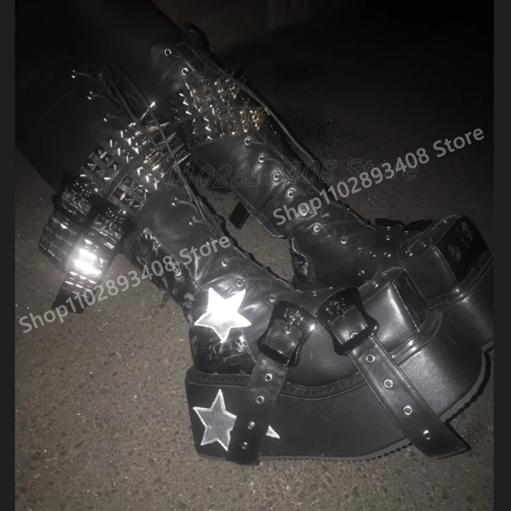 Ботинки до середины икры в стиле панк со звездами и ремешками, модная пикантная женская обувь на толстой подошве с полыми заклепками, новинка весны 2024, Para Mujere