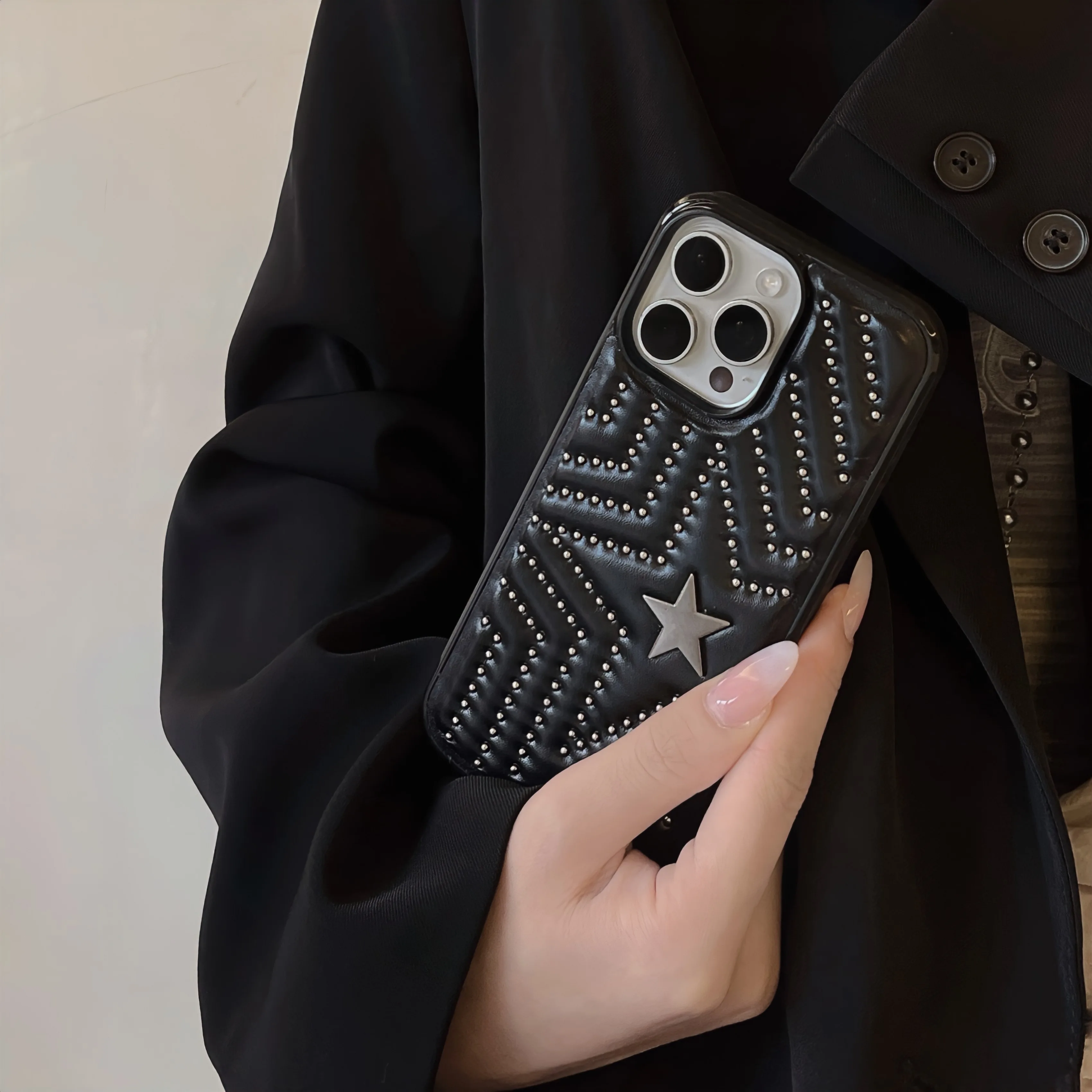 Koreanische INS Cool Punk Schwarze PU-Leder Handyhülle mit Silber-Nieten & Sternen für iPhone 18 17 16 15 14 13 Pro Max Rückseiten-Handycover Capa – Detail 4