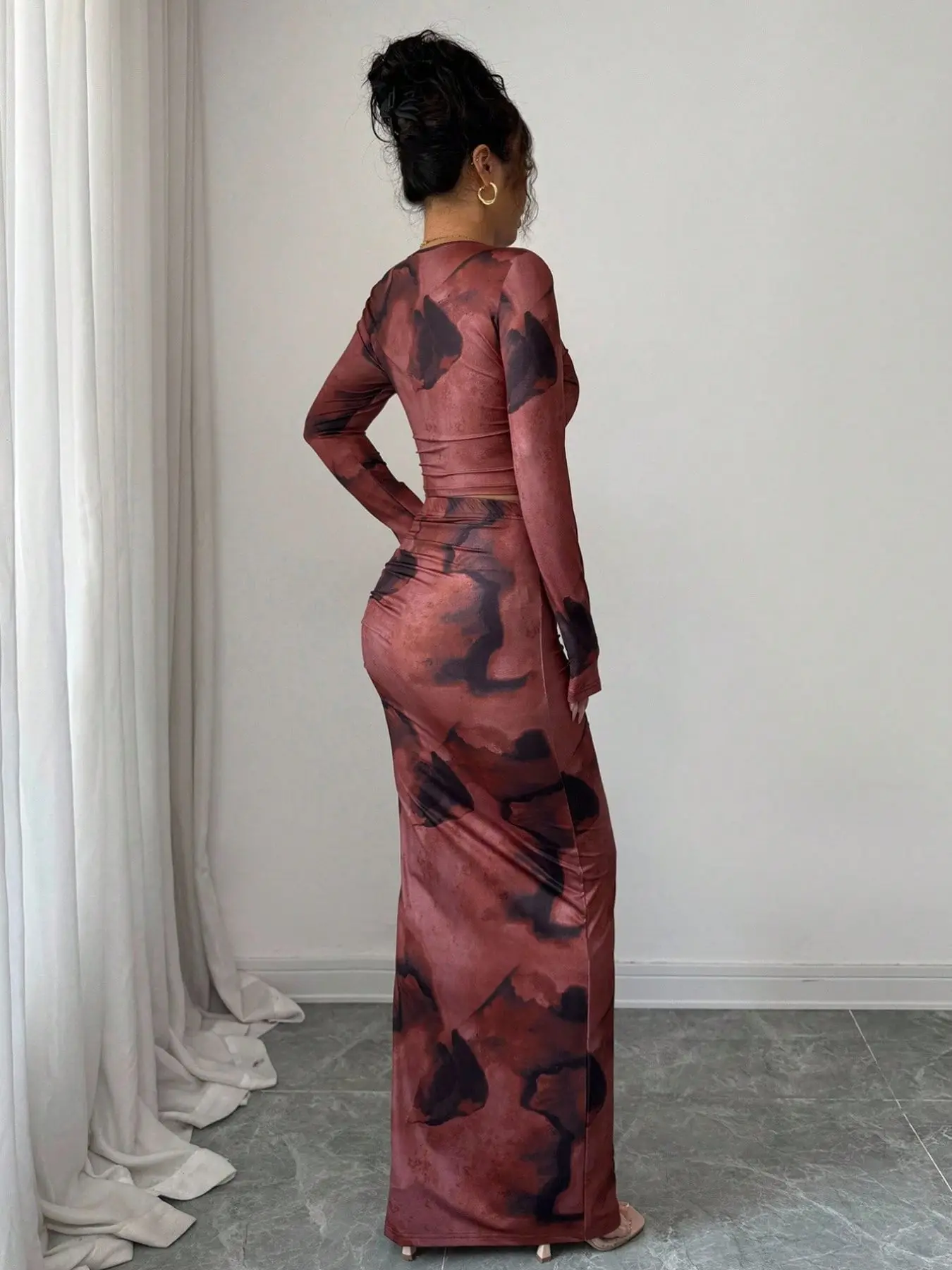 ชุดเซ็ตสองชิ้น เสื้อยืดแขนยาวและกระโปรงยาวเข้ารูป  คอลเลคชั่นใหม่ ฤดูใบไม้ผลิ 2026 เสื้อผ้าผู้หญิง