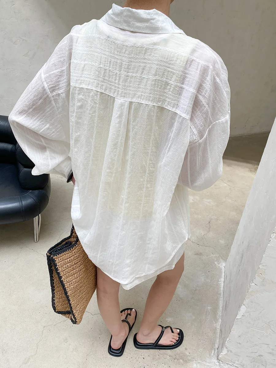 Sommerliches Damen-Set aus leichtem, atmungsaktivem, plissiertem Texturhemd und Shorts in unifarbenem Casual-Stil. – Detail 7