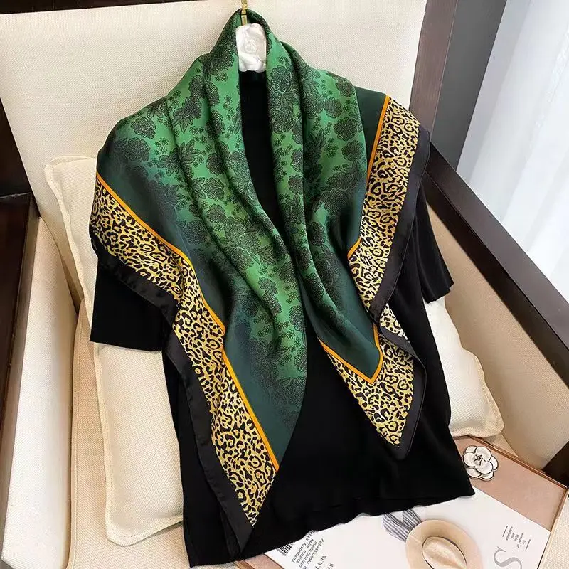 Neuer Hochwertiger Seidenschal für Damen mit Leopardenmuster, Quadratische Schals 90*90cm, Modische Accessoires, Kopftücher, Sonnenschutz, Strand-Hijabs