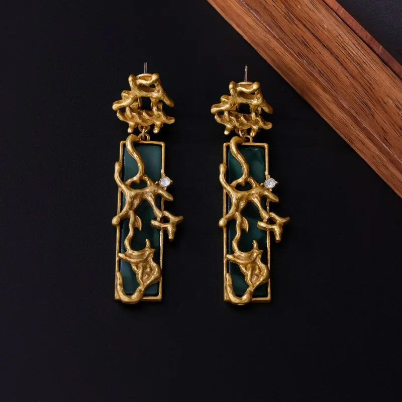 

New Middle-aged Vintage Hollow Earrings New Chinese Style Retro Three-dimensional Earrings Heavy Industry Metal Pattern Earrings