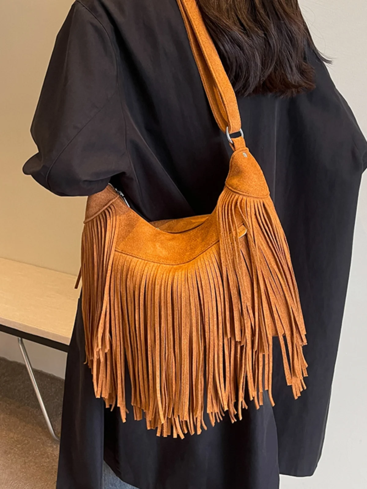 Niche Design Suede Bag 2023 New Women\'s Bag Crossbody Bag Tassel Bucket Bag