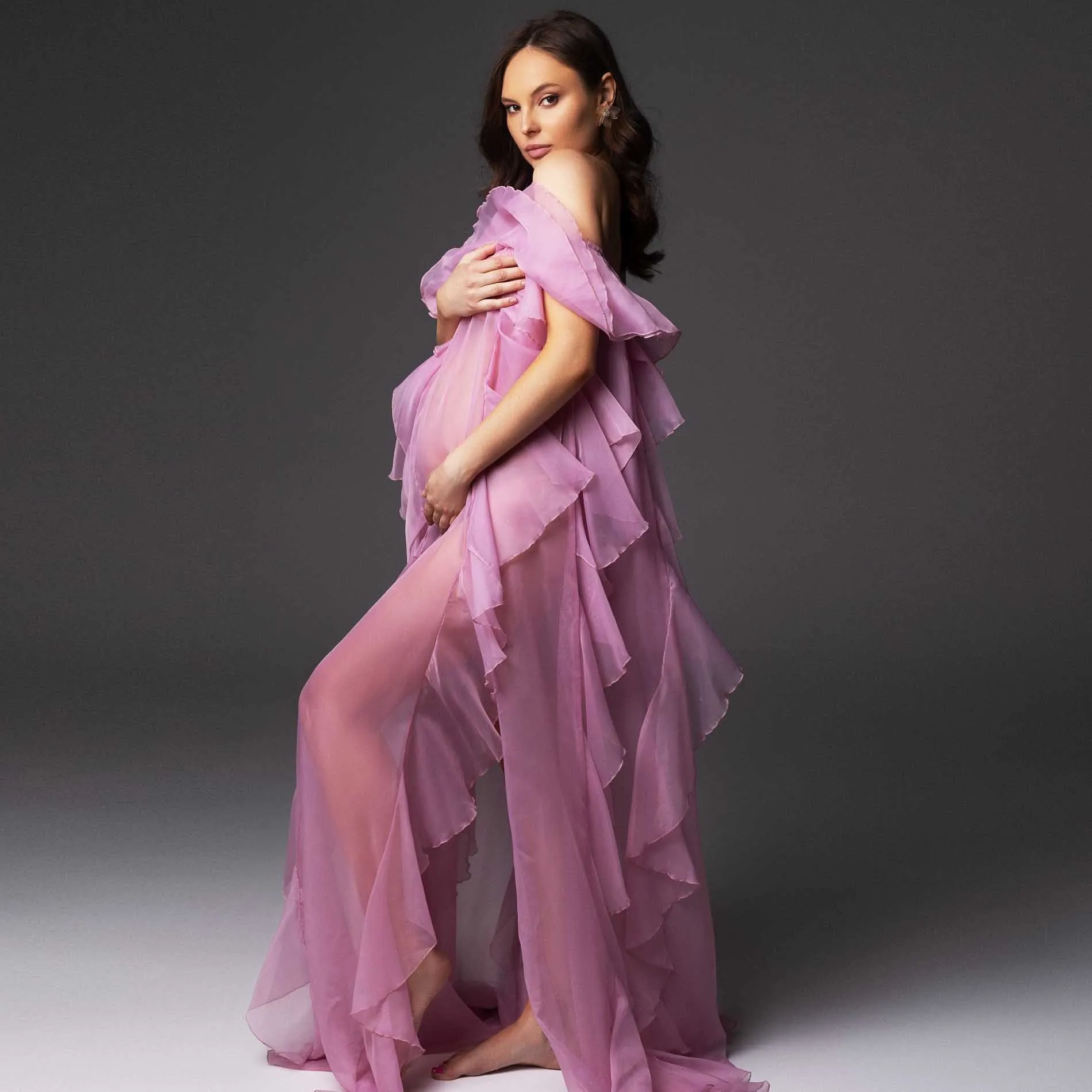 สวยสีชมพู Ruffles ชุดคลุมท้องถ่ายภาพภาพลวงตา Ruffled ชีฟองคลอดบุตรถ่ายภาพชุด Sheer Baby Shower Dress