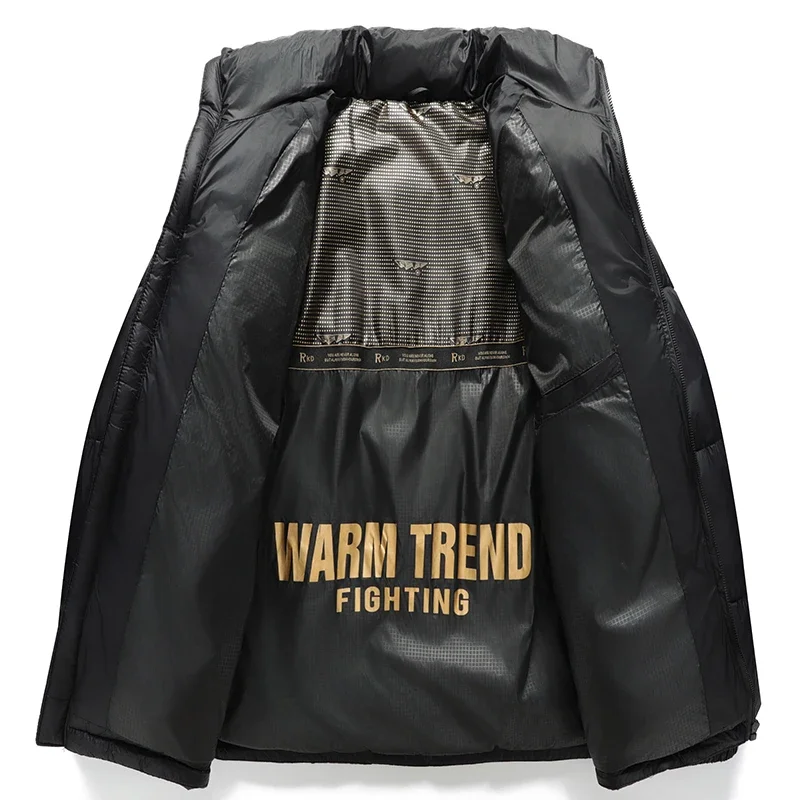 سترة شتوية جديدة لعام 2025 للرجال سترة غير رسمية سميكة بقصة ضيقة ملابس خارجية مقاومة للماء دافئة بلون سادة معطف خارجي بياقة واقفة