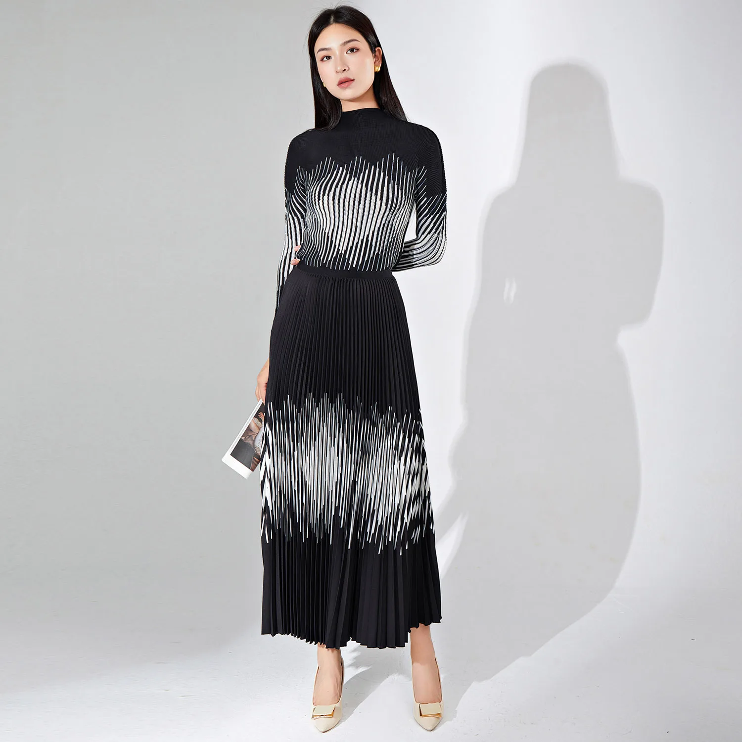 

Оптовая продажа женских комплектов одежды: стильный и элегантный набор из футболки с принтом и плиссированной юбки.