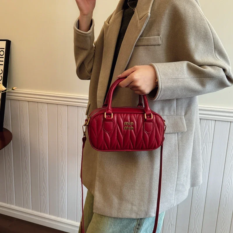 

Fashionable Leather Tote Bag For Women By Famous Designer Luxury Brand Classic Elegant With Multiple Pockets