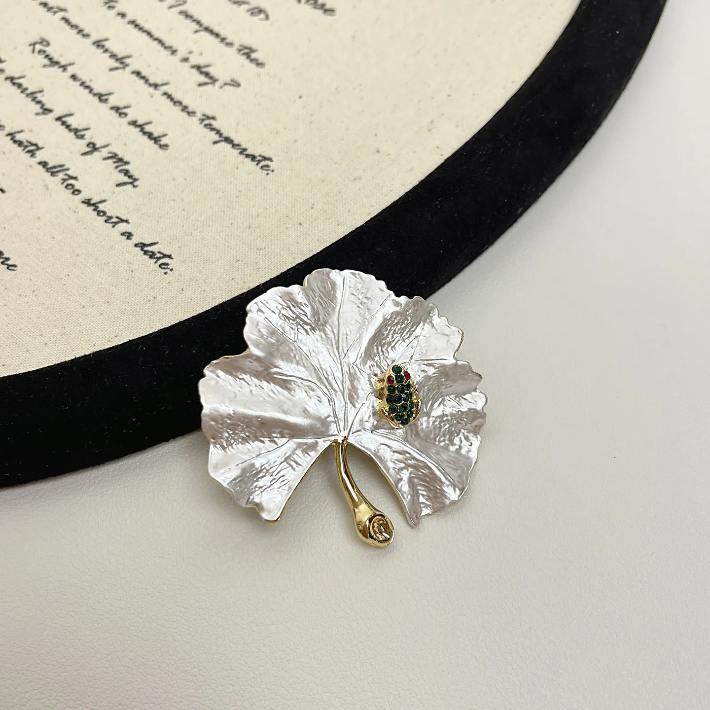 

Винтажная брошь в французском стиле с листом гинкго, металлическая булавка в виде листа, элегантный нишевый аксессуар для пальто и костюмов