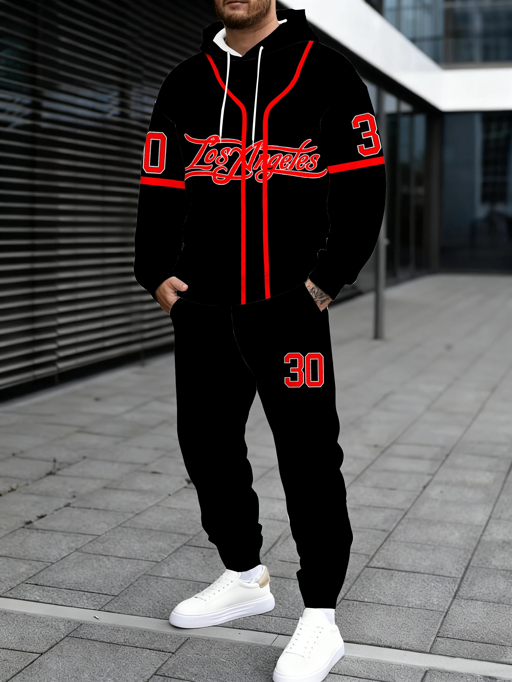 

Толстовка с капюшоном в сочетании с спортивными штанами с надписью «Лос-Анджелес» и принтом размера 30, создает универсальный стиль.