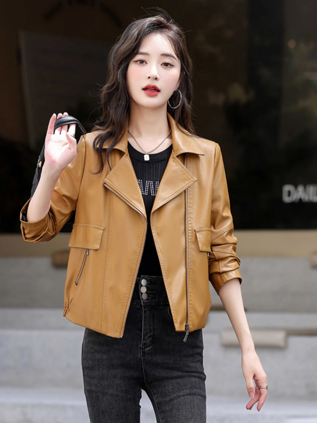 Nova Jaqueta Feminina de Couro Genuíno Harbin 2025 Primavera - Estilo Motoqueiro Preto Curto de Pele de Carneiro - Casaco Pequeno