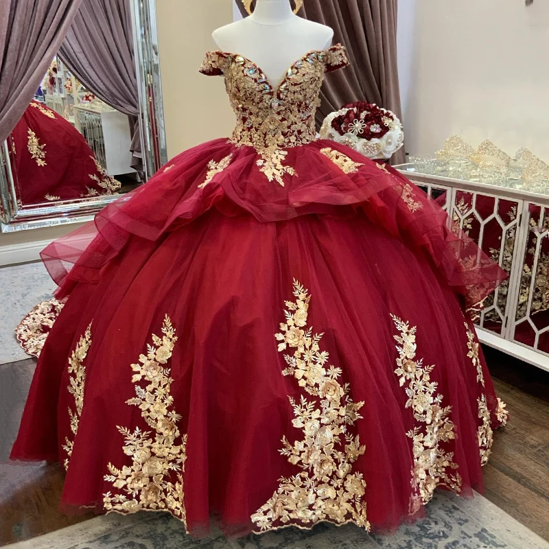 Abito da ballo Quinceanera rosso con spalle scoperte abito da principessa con volant in cristallo con Applique in oro abito da festa di 15 anni dolce